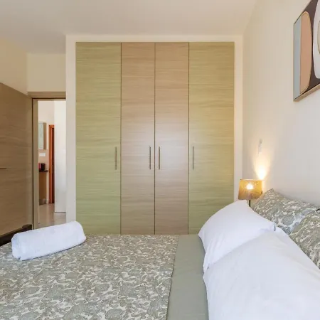 Juliana - Modern Comfort Near &